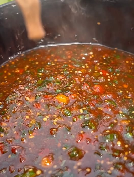 Salsa de árbol tatemada casera con textura espesa y color rojo intenso, recién preparada en olla.