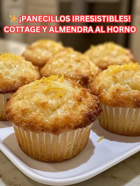 Panecillos esponjosos horneados con queso cottage y harina de almendra, servidos como opción saludable sin harinas refinadas.