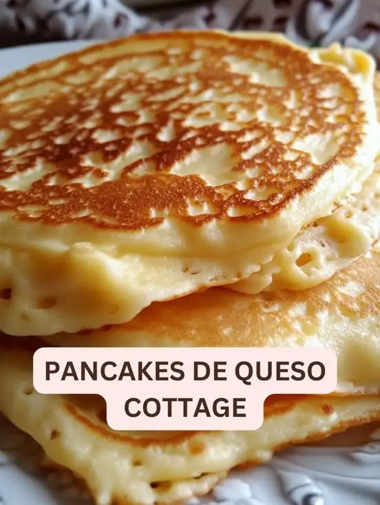 Pancakes esponjosos de queso cottage servidos con frutas frescas y miel.