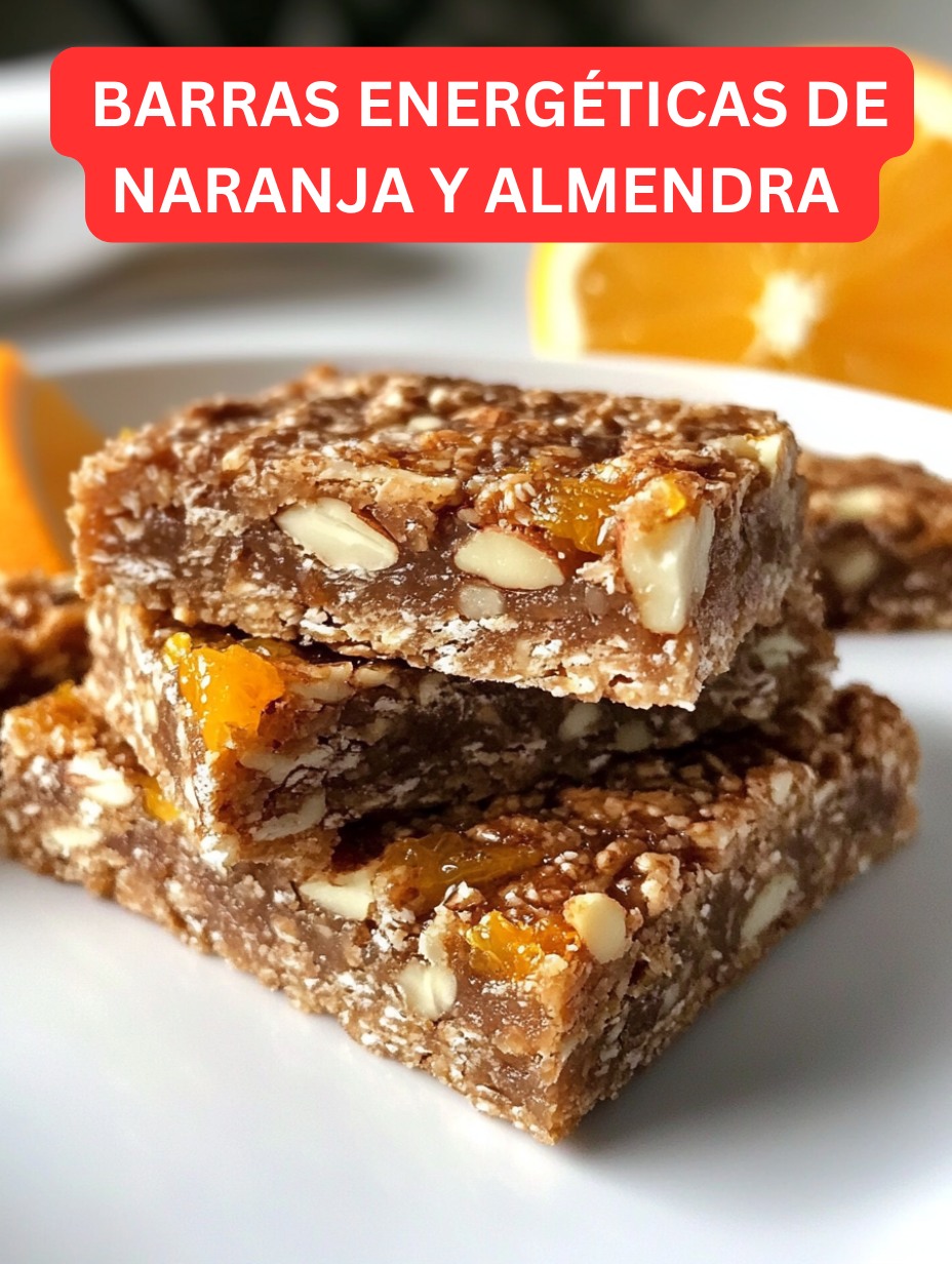 Barritas energéticas caseras de naranja y almendra sobre una tabla de madera.