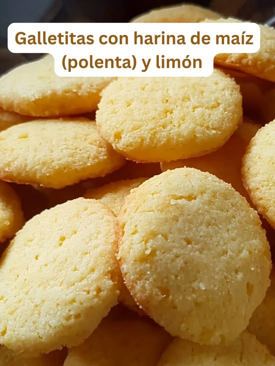 Galletitas caseras de maíz y limón recién horneadas, colocadas sobre una rejilla para enfriar.