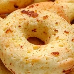 Pan de yuca recién horneado, dorado por fuera y suave por dentro, servido en una bandeja para el desayuno.