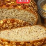 Pan casero de avena y chía sin harina, recién horneado, servido en rebanadas sobre una tabla de madera.
