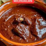 Plato tradicional mexicano de mole de pollo estilo Michoacán servido con arroz blanco y tortillas de maíz.