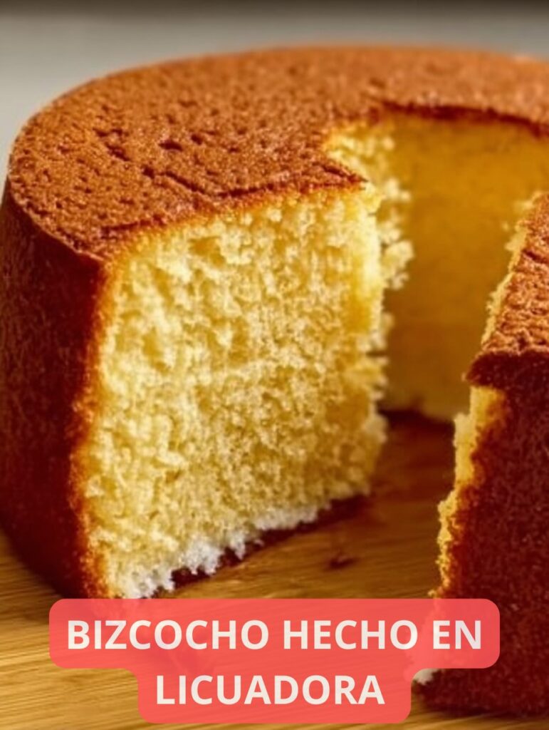 Bizcocho casero esponjoso sobre una rejilla de enfriamiento, recién horneado y dorado.