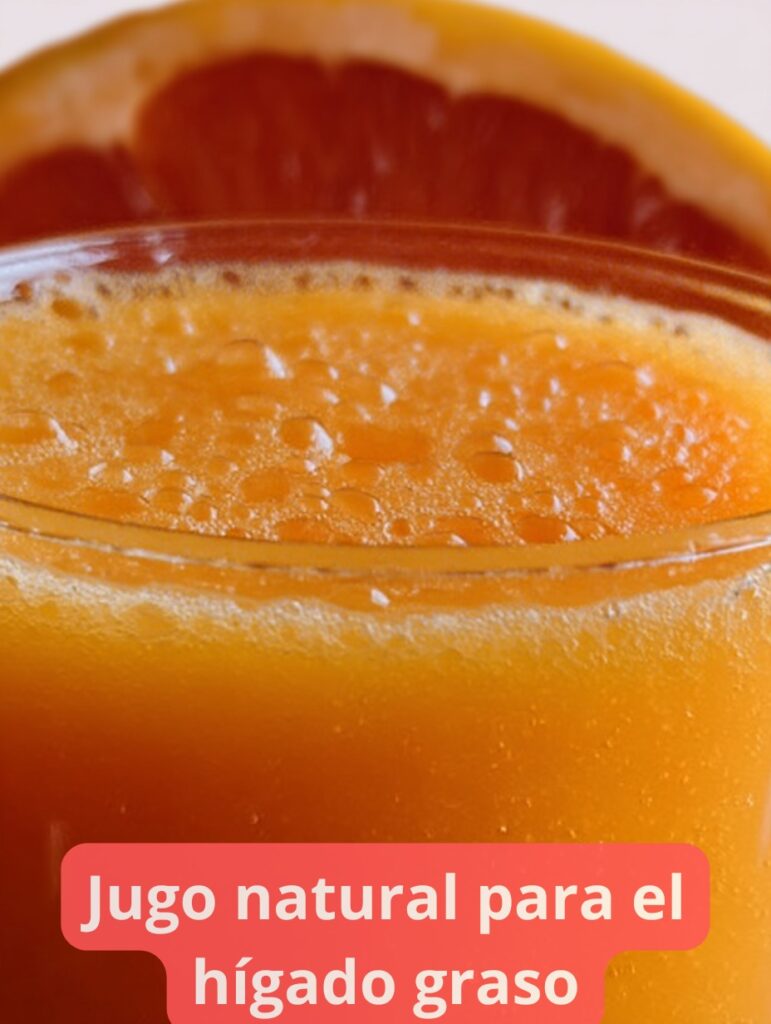 Vaso de jugo natural de piña, papaya y cúrcuma sobre una mesa, con frutas frescas alrededor y color vibrante anaranjado.