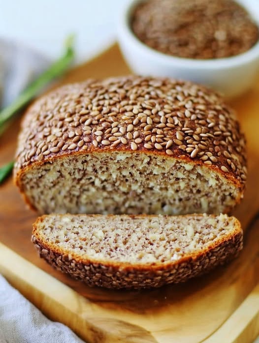 Pan keto casero de semillas horneado, crujiente por fuera y esponjoso por dentro, ideal para dietas bajas en carbohidratos.