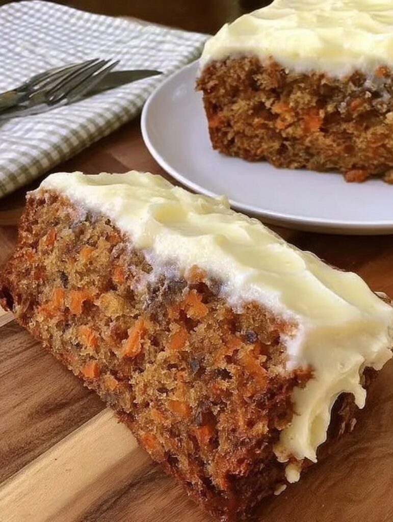 Pastel saludable de zanahoria, manzana y avena decorado con almendras y crema sin azúcar.