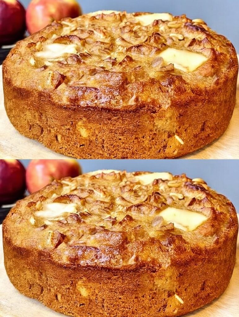 Torta de avena y manzana dorada, recién horneada, servida en rebanadas con una textura húmeda y manzanas ralladas visibles.