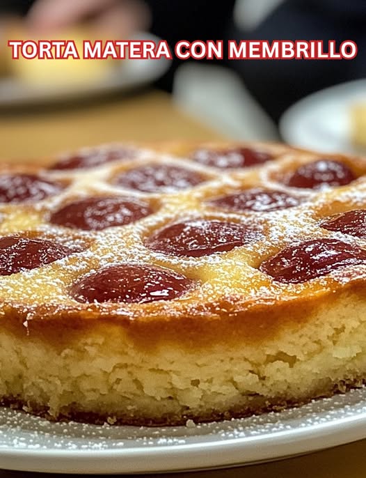 Close-up de una torta matera con membrillo recién horneada, mostrando su textura esponjosa y trozos de membrillo derretido en la superficie.