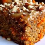 Torta de avena y zanahorias casera con manzana rallada y nueces, recién horneada, sobre una mesa de madera.
