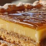 Tarta de cuajada casera sobre un plato, decorada con miel y frutos rojos.