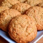 Galletas de avena caseras recién horneadas con chips de chocolate y nueces sobre una bandeja.