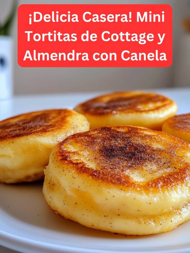 Mini tortitas de cottage y almendra con toque de canela recién horneadas, servidas en un plato blanco con frutas frescas y miel.