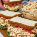 Sándwiches de pollo con mayonesa cremosos servidos en pan blanco con lechuga y tomate.