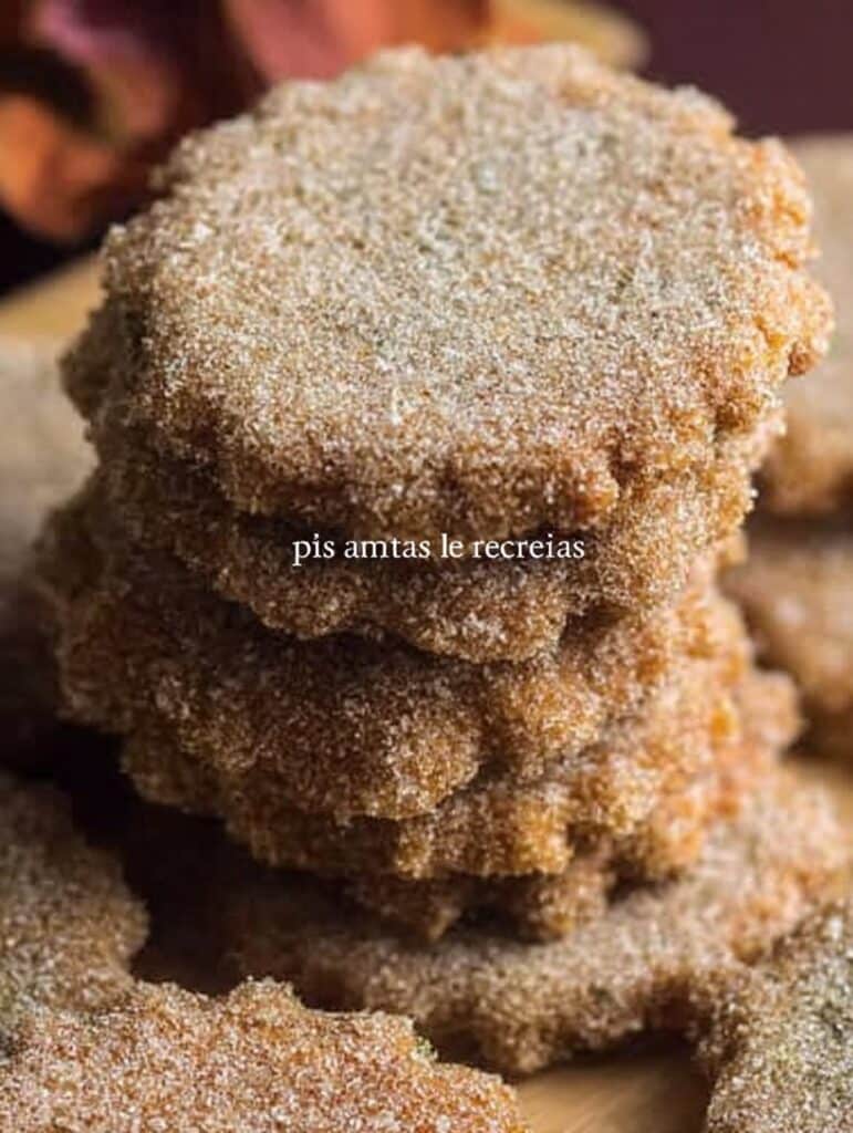Galletas caseras hojarascas crujientes espolvoreadas con azúcar y canela, recién horneadas.