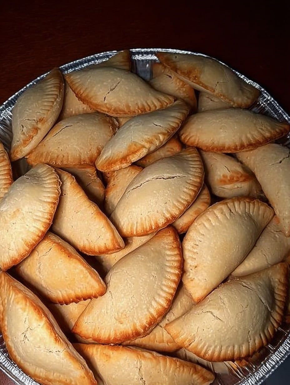 Empanaditas dulces rellenas de mermelada espolvoreadas con azúcar