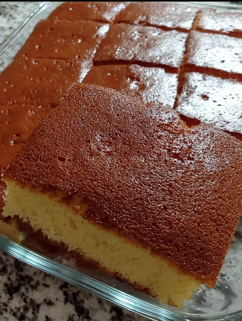 Bizcocho casero esponjoso recién horneado sobre una rejilla de cocina.