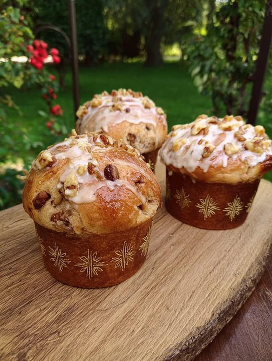 Pan dulce navideño casero esponjoso con frutas confitadas, recién horneado en molde redondo