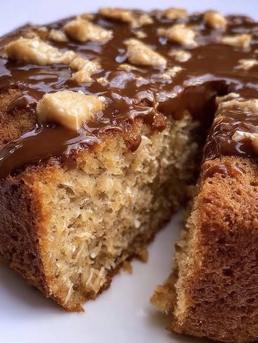 Budín de avena y coco casero sobre una mesa de madera, cortado en rebanadas.