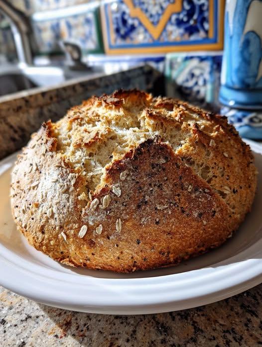 “Pan de avena y chía cocinado en sartén, dorado por fuera y servido sobre una tabla de madera.”